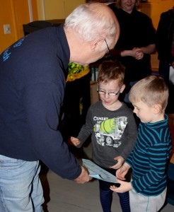 Bei Günter Lang bedankten sich die Kinder für die Einrichtung und Betreuung des Aquariums mit einem selbstgebastelten Fischmalbuch.